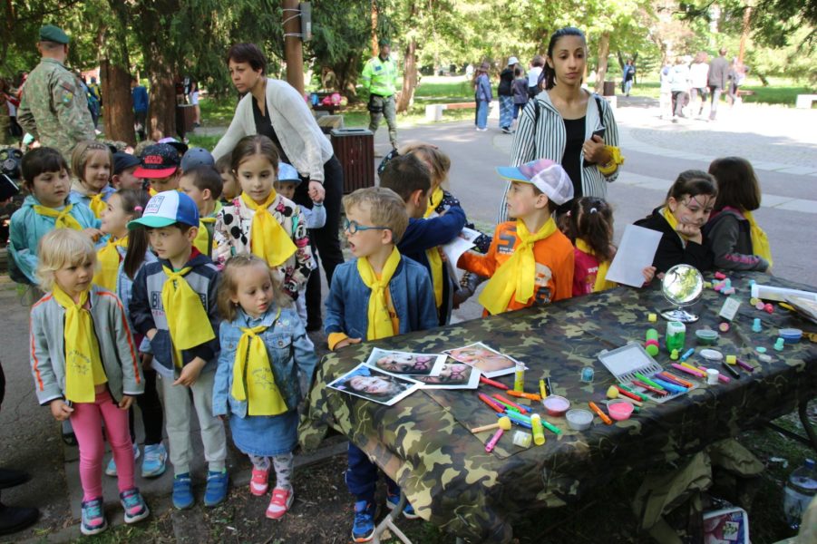 Vânătorii de munte sunt alături de copii, de ziua lor