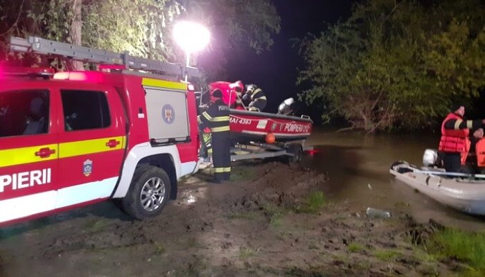 UPDATE: O barcă cu 12 persoane s-a răsturnat în râul Mureș UPDATE: O barcă cu 12 persoane s-a răsturnat în râul Mureș