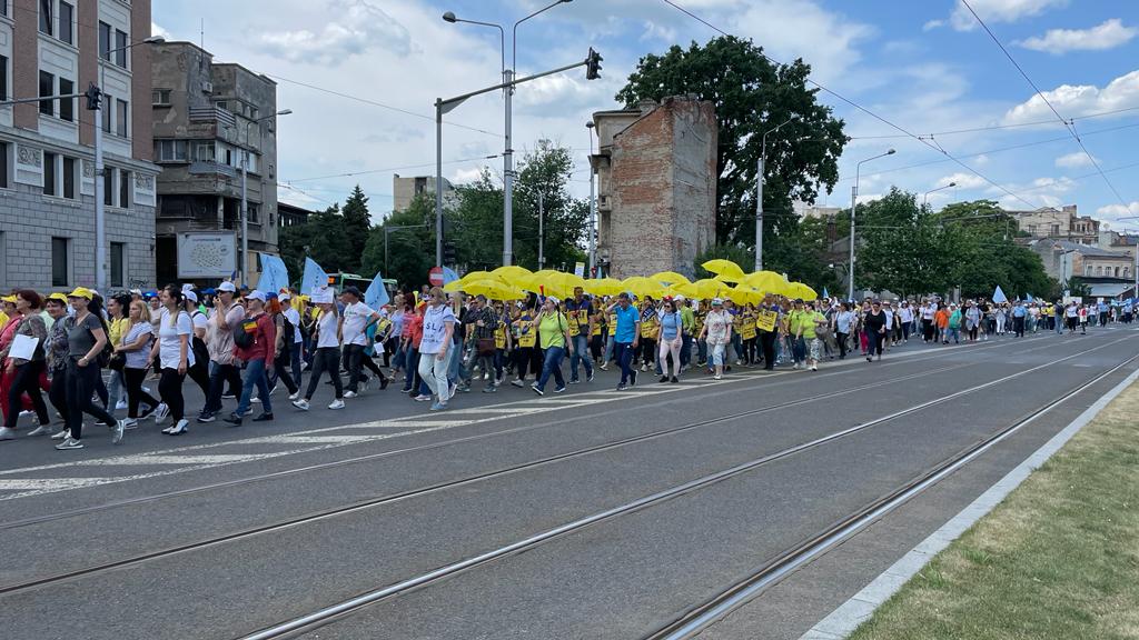 Profesorii continuă greva