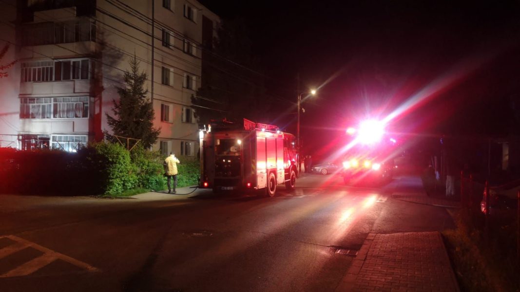 12 persoane evacuate din locuințe azi noapte, la Luduș, din cauza unui incendiu