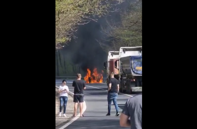 Un autoturism a luat foc, în zona Pădurii Bogăţii