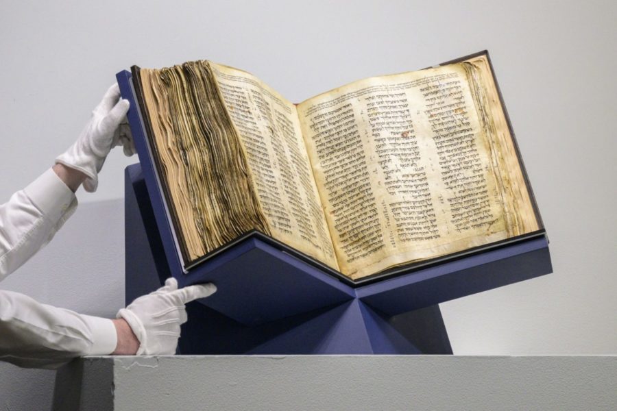 Cea mai veche Biblie ebraică s-a vândut cu 38 de milioane de dolari la o licitație Cea mai veche Biblie ebraică s-a vândut cu 38 de milioane de dolari la o licitație
