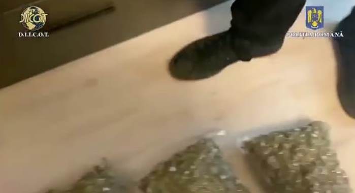 Trei persoane, arestate într-un dosar de trafic de droguri