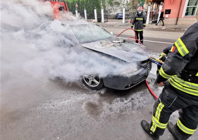Doi mureșeni, arestaţi preventiv pentru incendierea unui autoturism