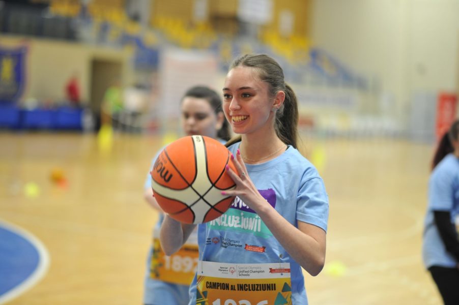 Peste 100 de persoane au participat în Sala Sporturilor din Brașov la competiția sportivă regională „Lideri prin sport”