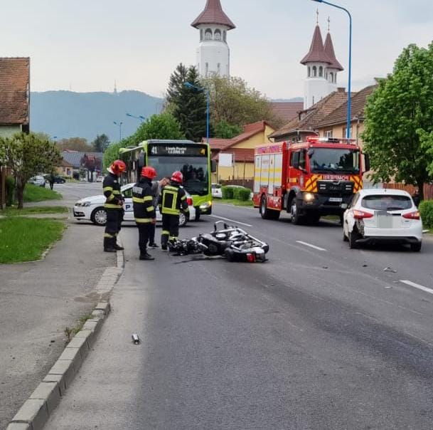Un motociclist și un pieton, răniți într-un accident rutier produs în municipiul Brașov