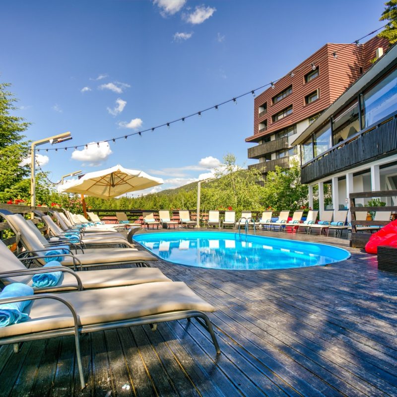 Proprietarii de hoteluri și pensiuni se întrec în oferte în apropierea minivacanței de Rusalii