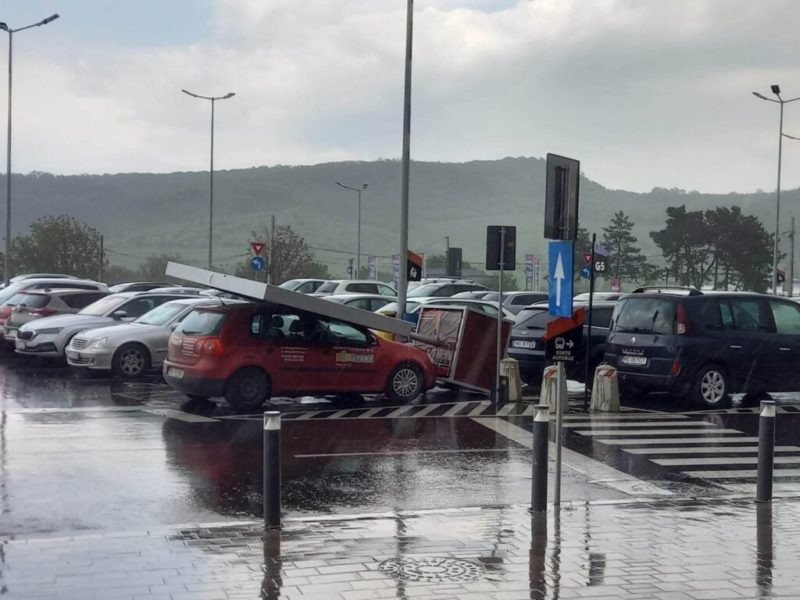 Panou publicitar, căzut peste o mașină în parcarea unui mall din Tg.Mureș Panou publicitar, căzut peste o mașină în parcarea unui mall din Tg.Mureș