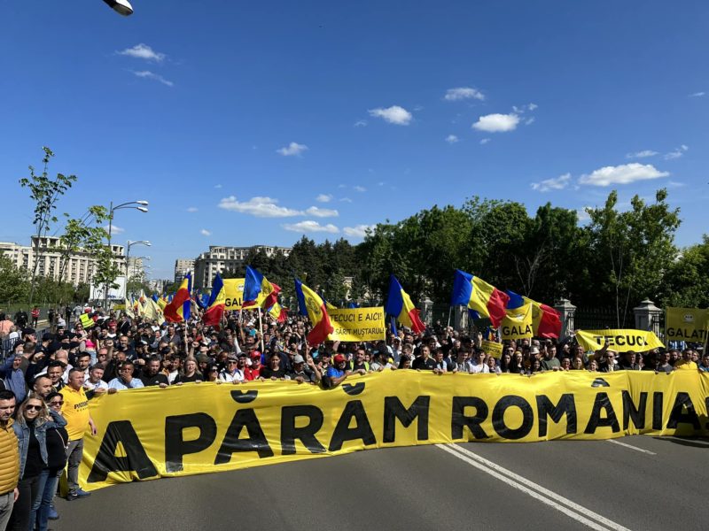 Mii de simpatizanţi ai partidului AUR au protestat, ieri, la Bucureşti, strigând lozinci anti-occidentale Mii de simpatizanţi ai partidului AUR au protestat, ieri, la Bucureşti, strigând lozinci anti-occidentale