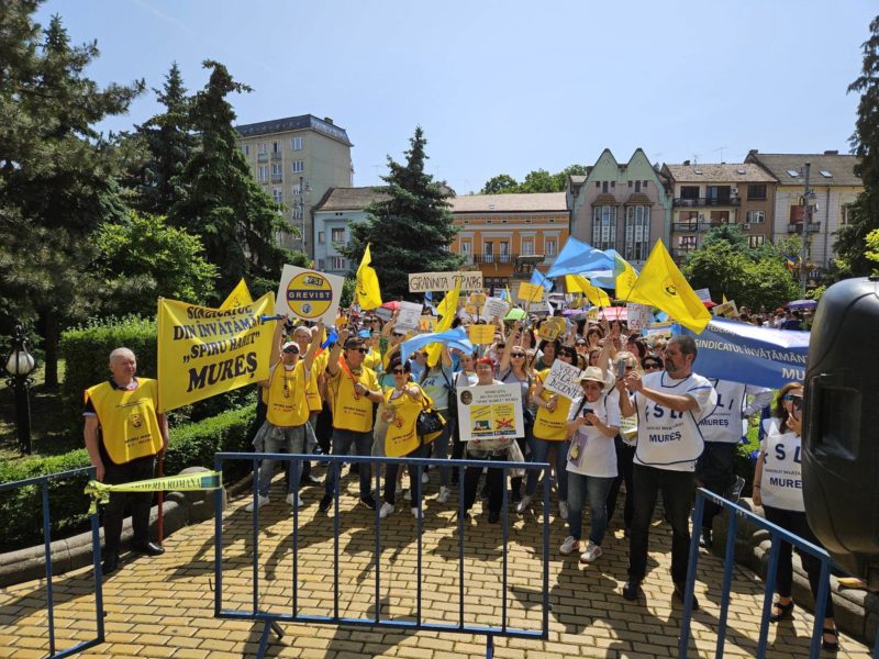 1500 de sindicaliști din educație au pichetat azi Prefectura Mureș