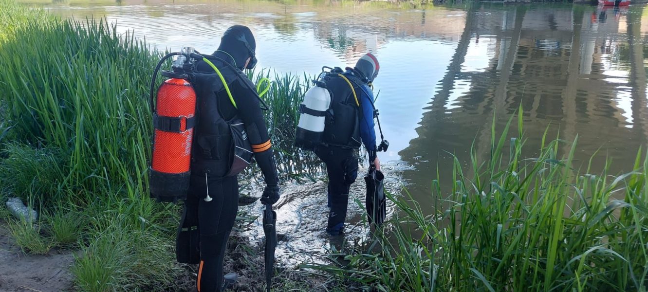 Scafandri din patru judeţe s-au antrenat pentru scufundări în lacuri montane, în Beliş