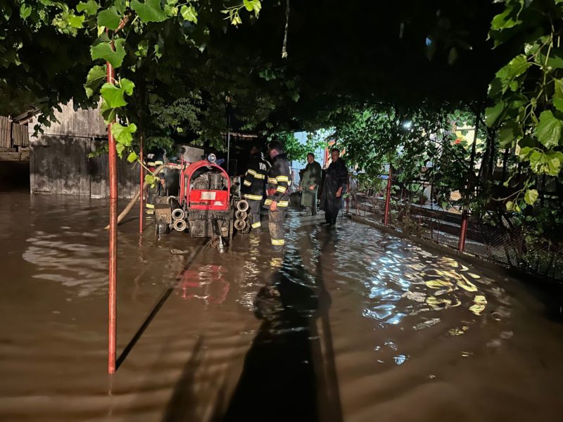 Pompierii mureșeni au intervenit ieri în trei localități, în urma inundațiilor