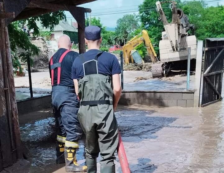 Covasna: Circulație deviată după ce Podul Aita – Belin a fost acoperit cu aluviuni