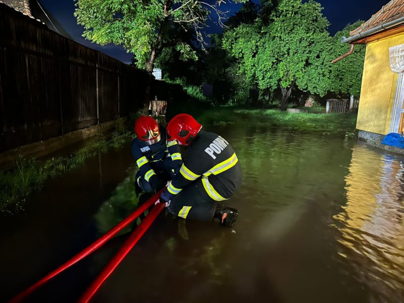 Inspectoratul General pentru Situaţii de Urgenţă trimite forţe şi resurse suplimentare în ajutorul pompierilor din judeţul Suceava, grav afectat de inundaţii şi viituri
