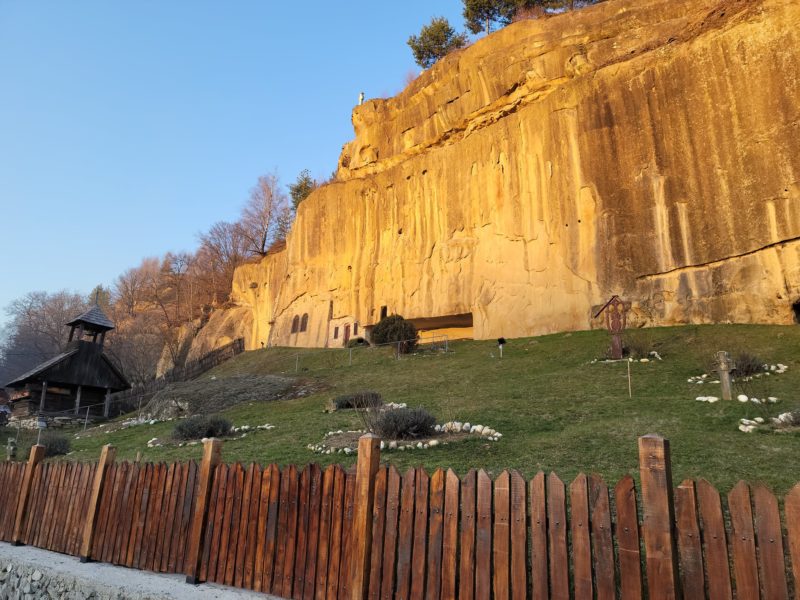Mondoturistic I Mănăstirea Corbii de Piatră