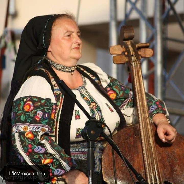 Cămașa tradițională din Harghita, prezentă în cadrul unei expoziții foto la MNCR Sf. Gheorghe