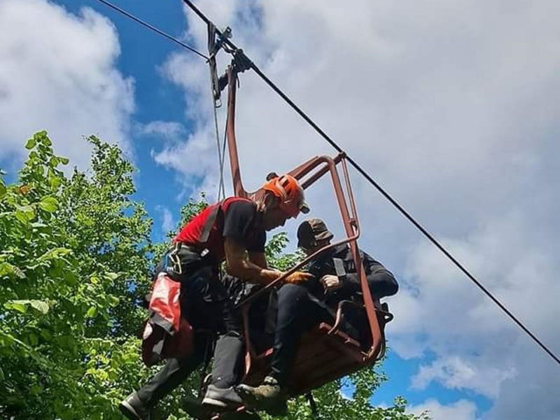 Telescaun cu peste 30 de persoane, blocat la Săcele