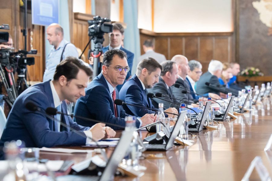 Guvernul ar urma să discute astăzi şi despre pachetul de modificări fiscale, ce ar trebui să reducă deficitul bugetar