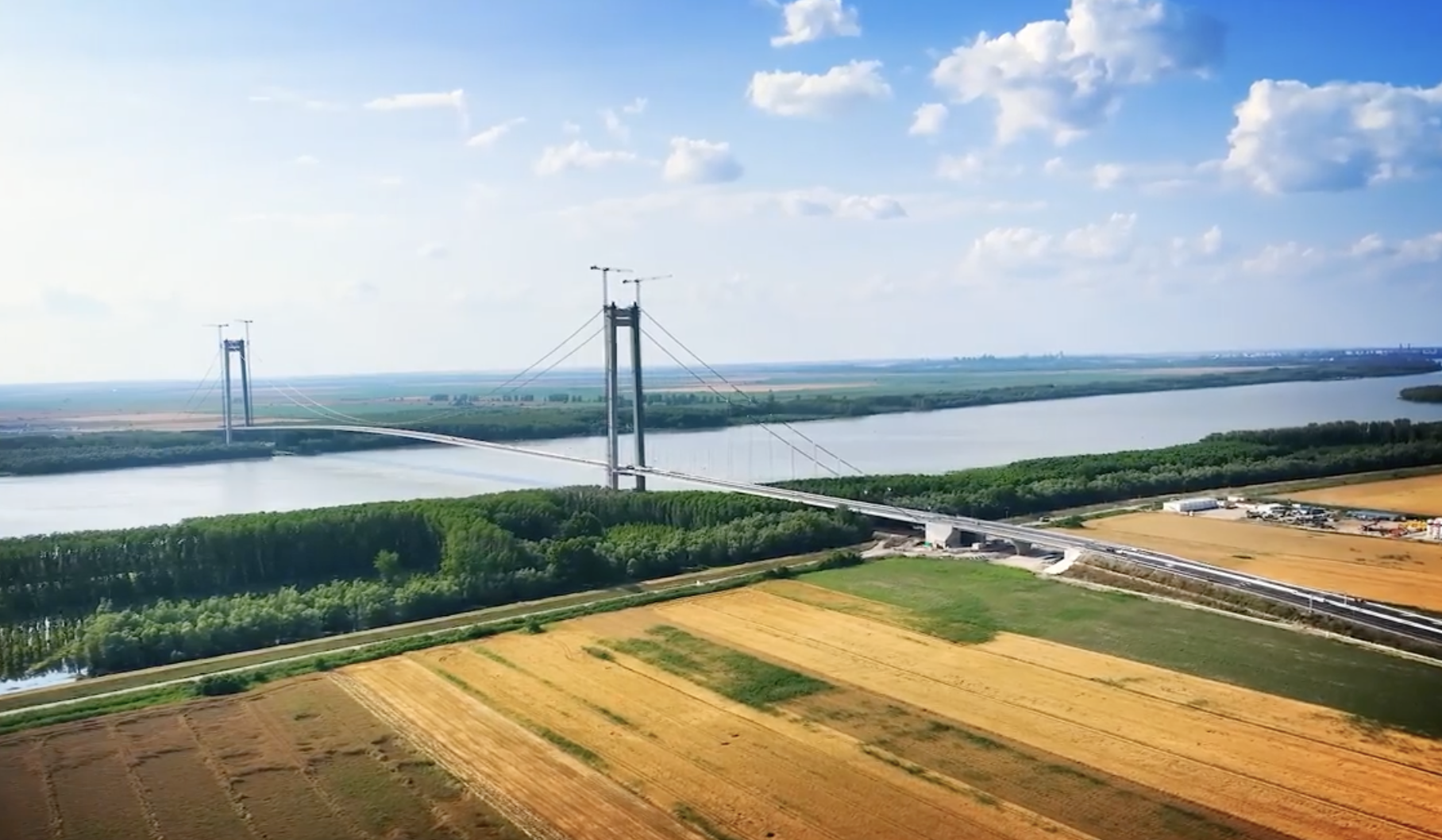 Podul suspendat construit peste Dunăre va fi dat joi în circulație