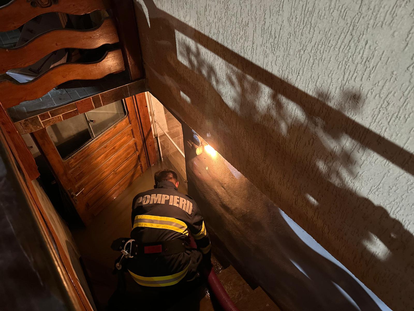 25 de pompieri mureșeni au acționat în această noapte pentru înlăturarea efectelor inundațiilor