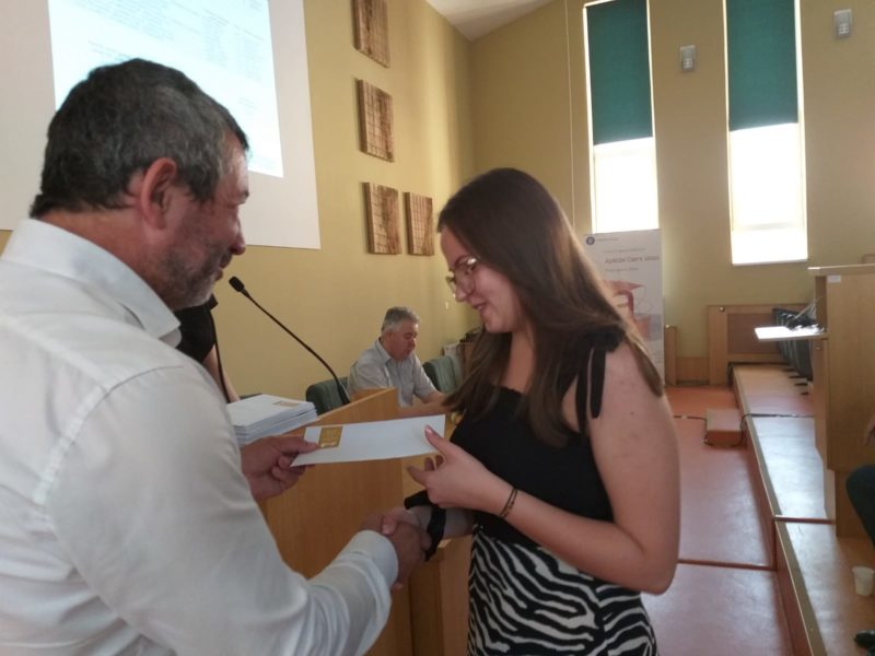 45 de elevi cu rezultate deosebite la proba de Limba română a examenelor naţionale şi profesorii lor, premiaţi de IŞJ Harghita 45 de elevi cu rezultate deosebite la proba de Limba română a examenelor naţionale şi profesorii lor, premiaţi de IŞJ Harghita