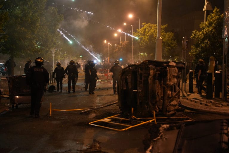 În Franța au continuat confruntările între poliție și manifestanți pentru a 5-a noapte la rând În Franța au continuat confruntările între poliție și manifestanți pentru a 5-a noapte la rând