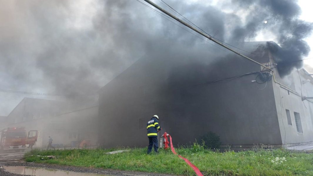 Incendiu la o hală de depozitare în localitatea mureșeană Ungheni