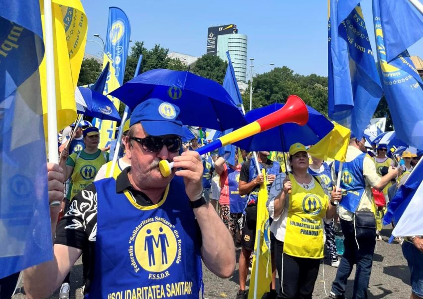 Angajaţii din sănătate protestează din nou în Piaţa Victoriei