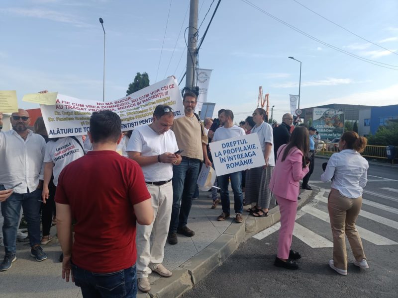 Sute de medici dentişti protestează în faţa Complexului Sportiv de Nataţie Otopeni