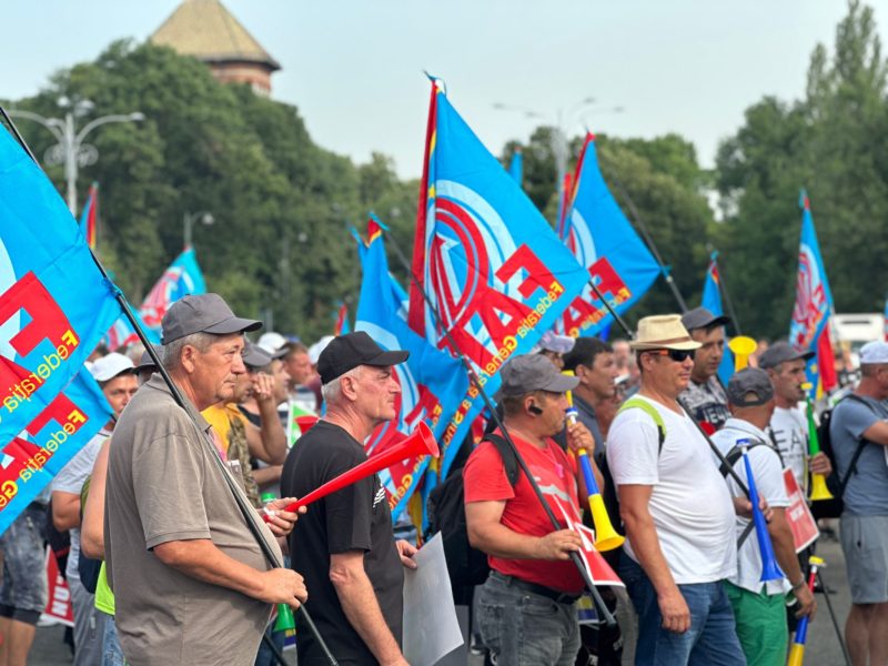 2.500 de constructori protestează la această oră în fața Guvernului