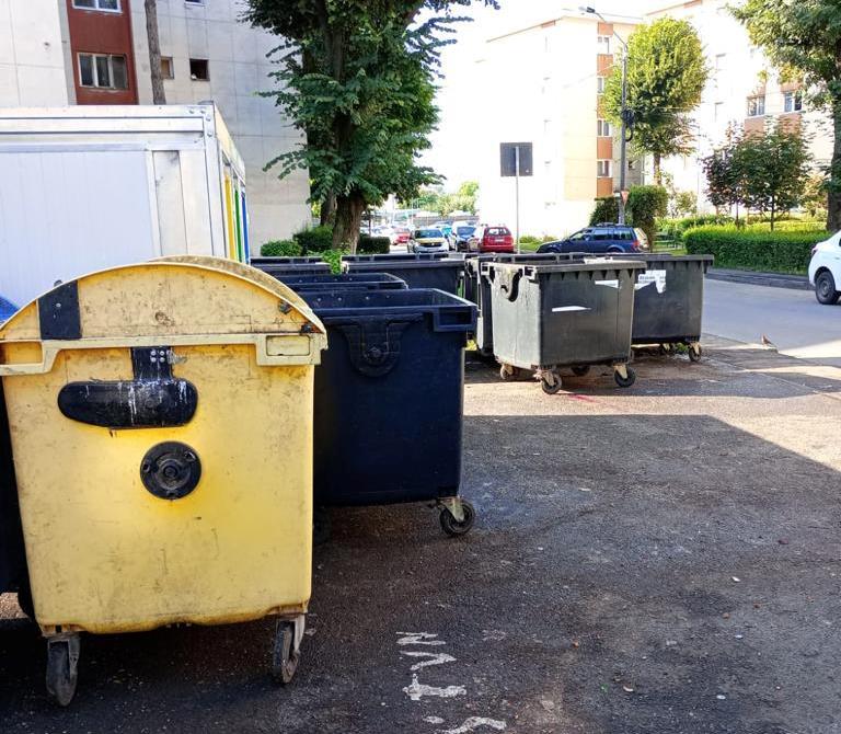 Două containere de gunoi au fost incendiate sâmbătă la Târgu Mureș Două containere de gunoi au fost incendiate sâmbătă la Târgu Mureș