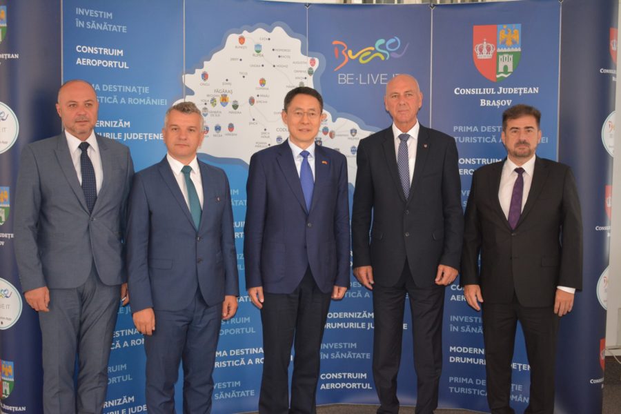Ambasadorul Chinei în România vizitează județul Brașov Ambasadorul Chinei în România vizitează județul Brașov