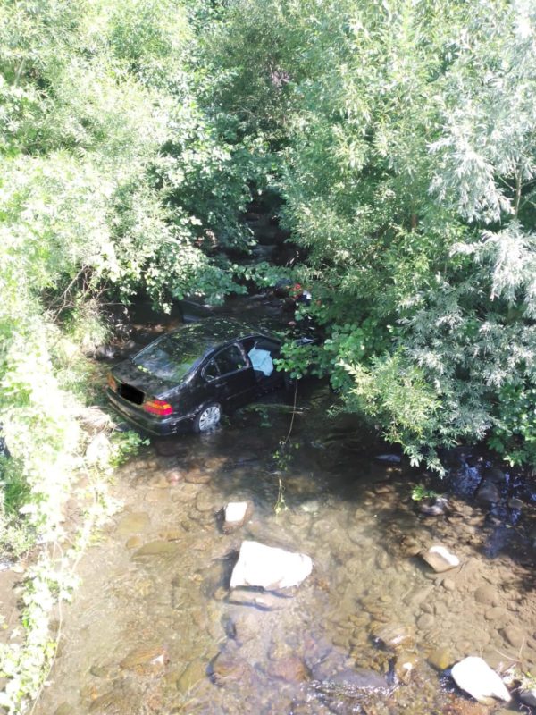 Accident rutier: o mașină cu 4 pasageri a plonjat în pârâul Gălăoaia