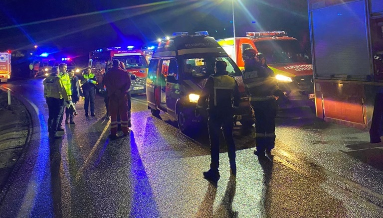 Un autoturism a intrat într-un grup de şase persoane; trei au decedat