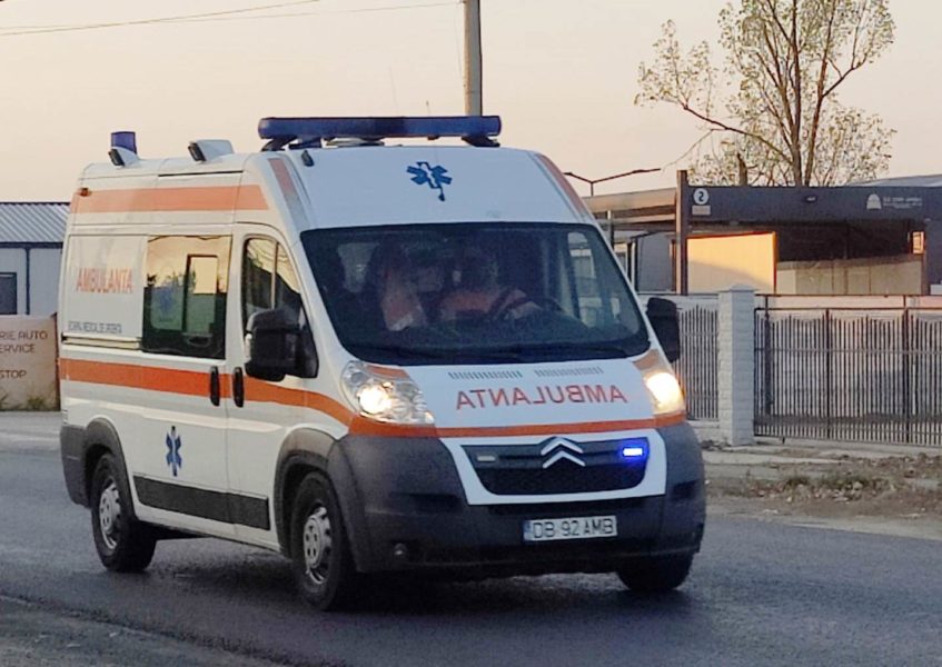 Geamurile unei ambulanțe, distruse de un tânăr violent
