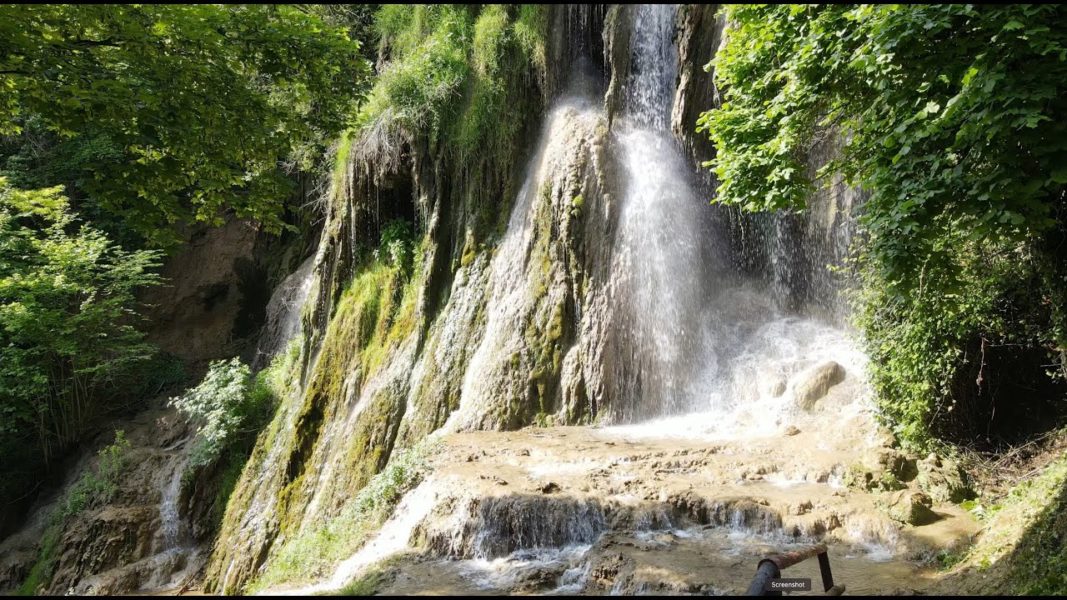 O bucată din cascada Clocota de la Geoagiu-Băi s-a prăbuşit