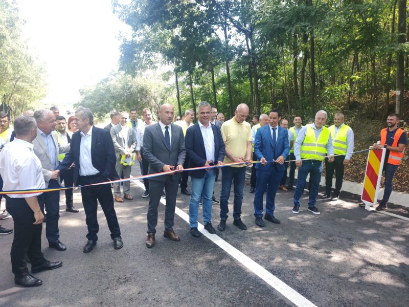 Primul şi cel mai mare obiectiv de investiţii realizat de judeţul Braşov cu fonduri europene nerambursabile, Drumul de sub Munte, a fost finalizat