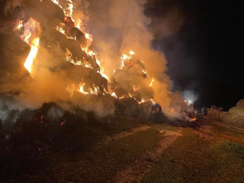 400 de baloți de paie au ars aseară la Cerghizel