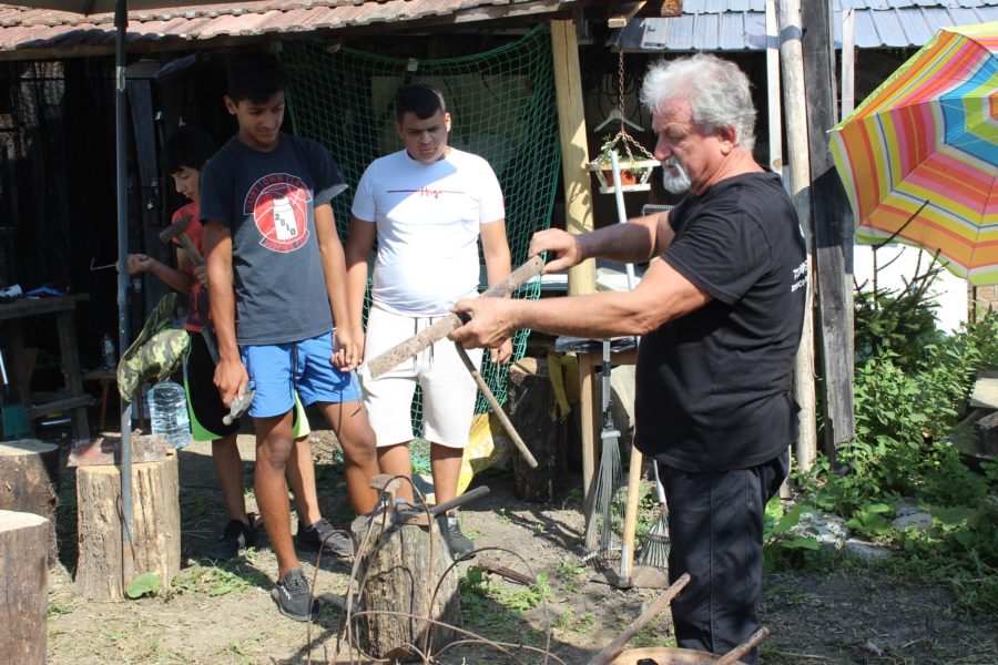 Mureş: Calfele Călătoare, care restaurau cimitire vechi şi troiţe, reiau activitatea după 300 de ani
