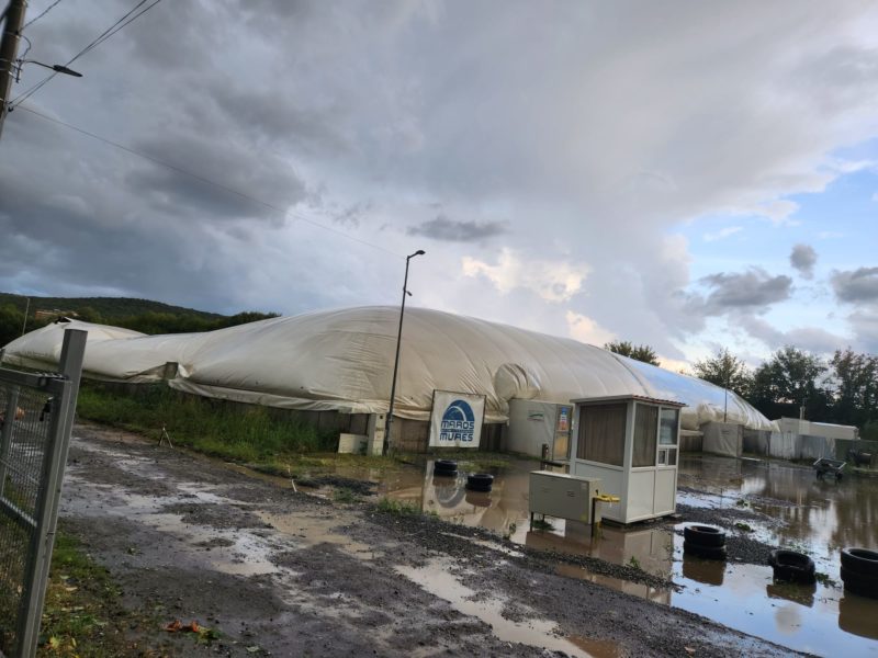 Balonul patinoarului din Sângeorgiu de Mureș avariat de furtună