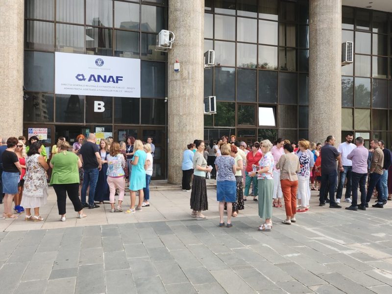 Activitatea a fost blocată la Finanțe și în Brașov