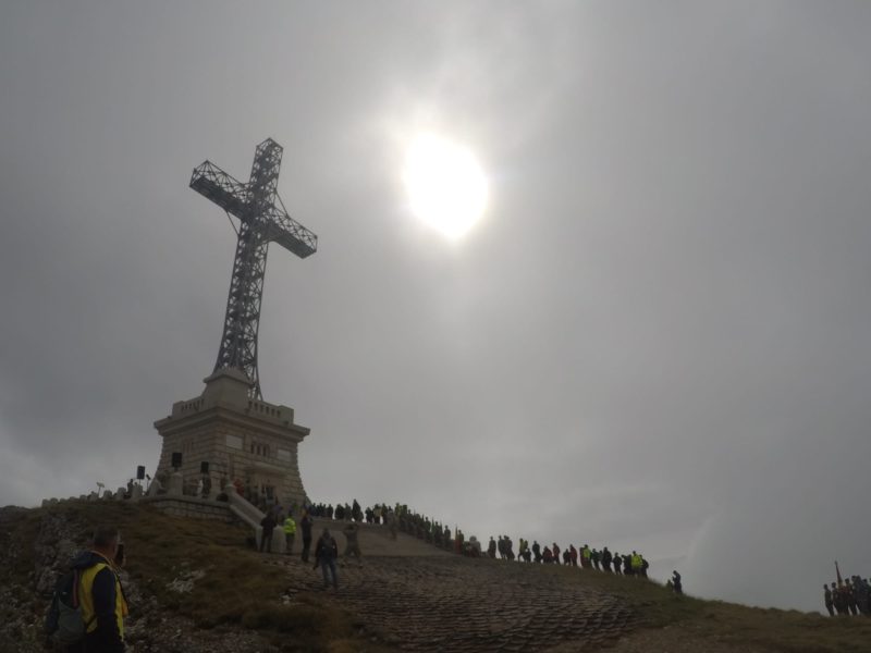 Ceremonie organizată de MApN la Crucea Caraiman în memoria eroilor care s-au jertfit în Primul Război Mondial