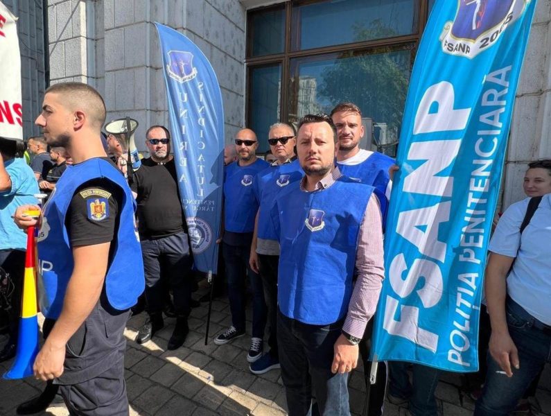 Angajații Penitenciarului Tg. Mureș protestează la București Angajații Penitenciarului Tg. Mureș protestează la București