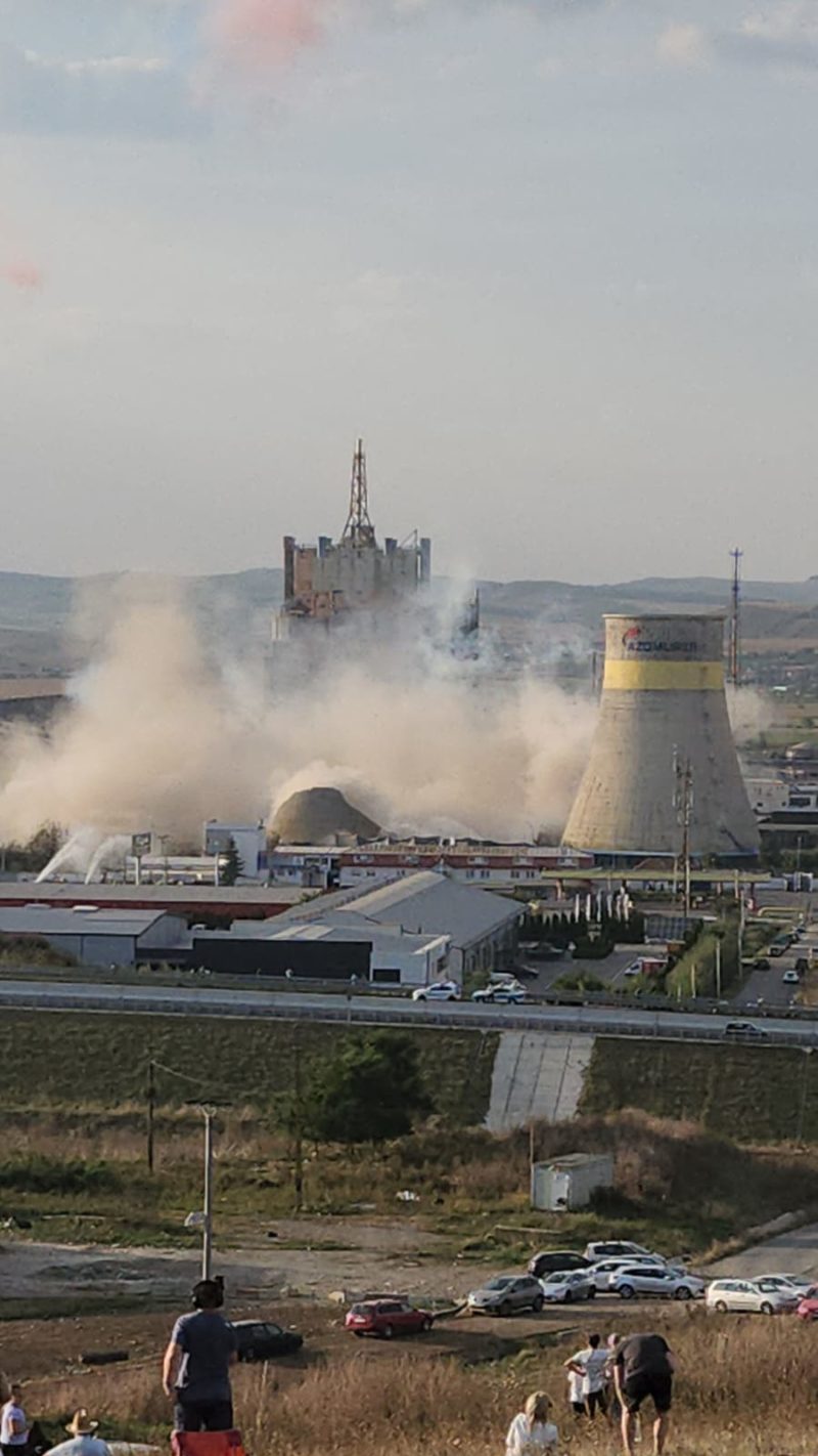 Turnul albastru al combinatului Azomureș a fost demolat în data de 28 septembrie.