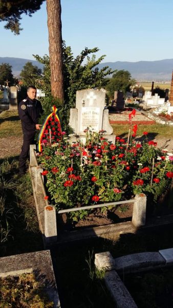Coroane de flori depuse la mormintele a doi pompieri harghiteni, morţi în misiune