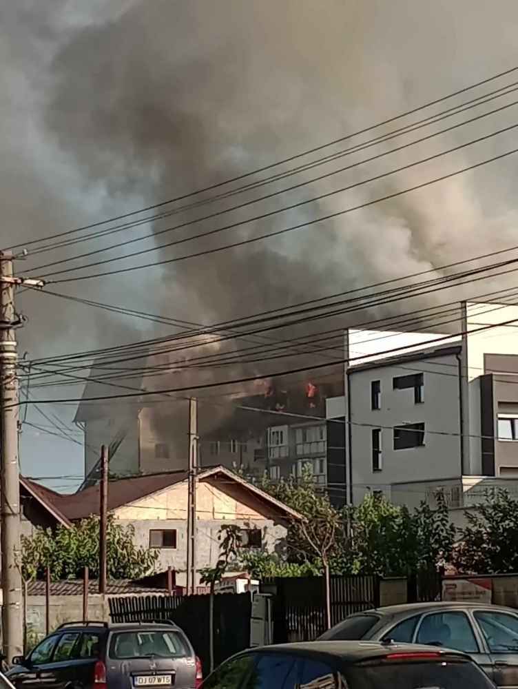 Incendiu puternic la un bloc de locuințe din Craiova