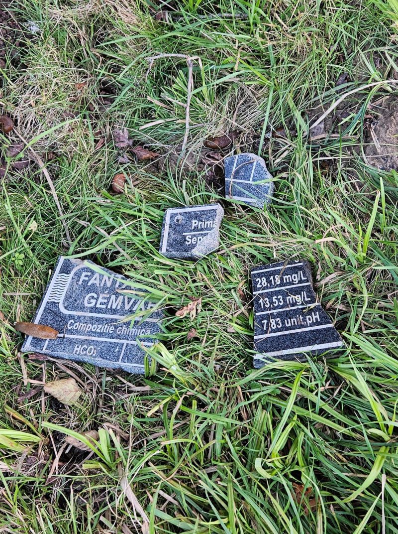 Panou din granit de la un izvor de apă minerală din Şugaş Băi – vandalizat de persoane necunoscute