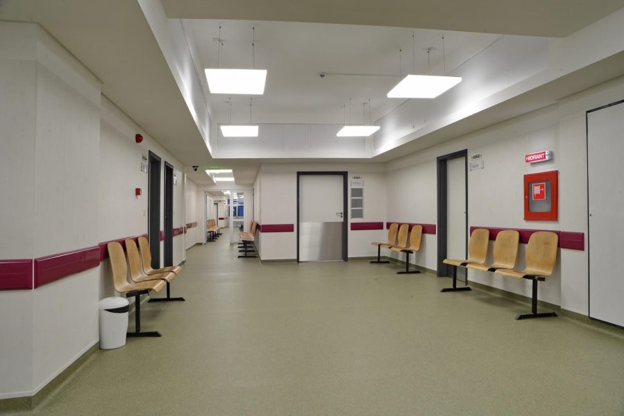 Unul dintre copiii răniţi de tavanul clasei a rămas internat iar ceilalţi trei au plecat acasă