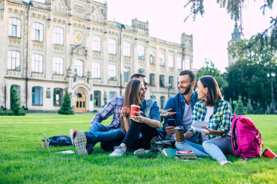 Interesul tinerilor români pentru studiile universitare în străinătate este în creştere
