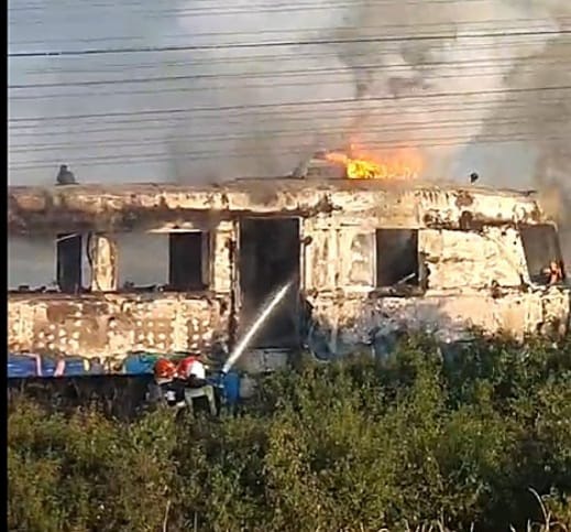 Un incendiu a izbucnit în această dimineaţă la trenul Regio Arad – Oradea, la intrarea în staţia Oradea Vest